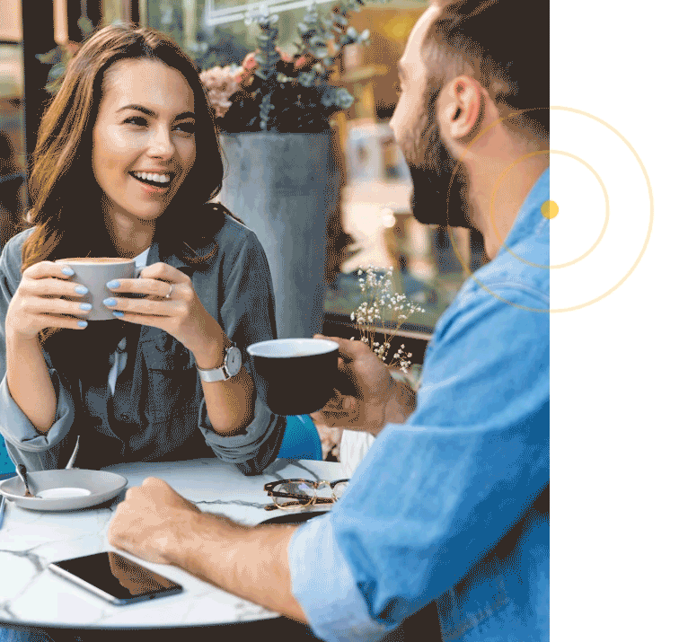 CASA SOLARE | Glückliches Paar sitzt am Tisch und genießt den Kaffee